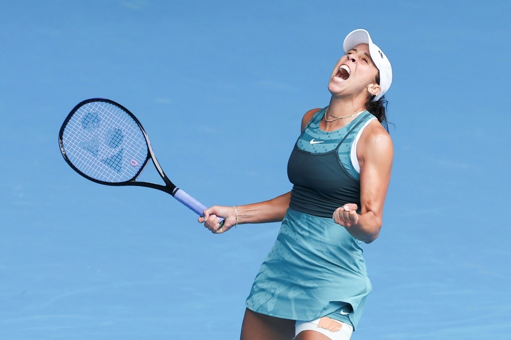 Swiatek Powers into Australian Open Semis, Sinner Awaits Tough Home Crowd