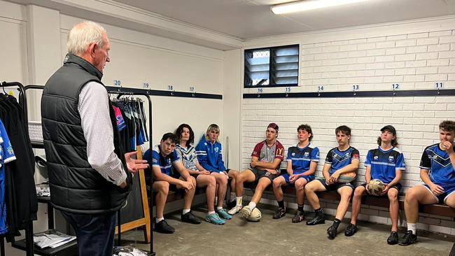 Wayne Bennett addresses the Tugun under-16 Division 2 side. Picture: Tugun Seahawks Facebook