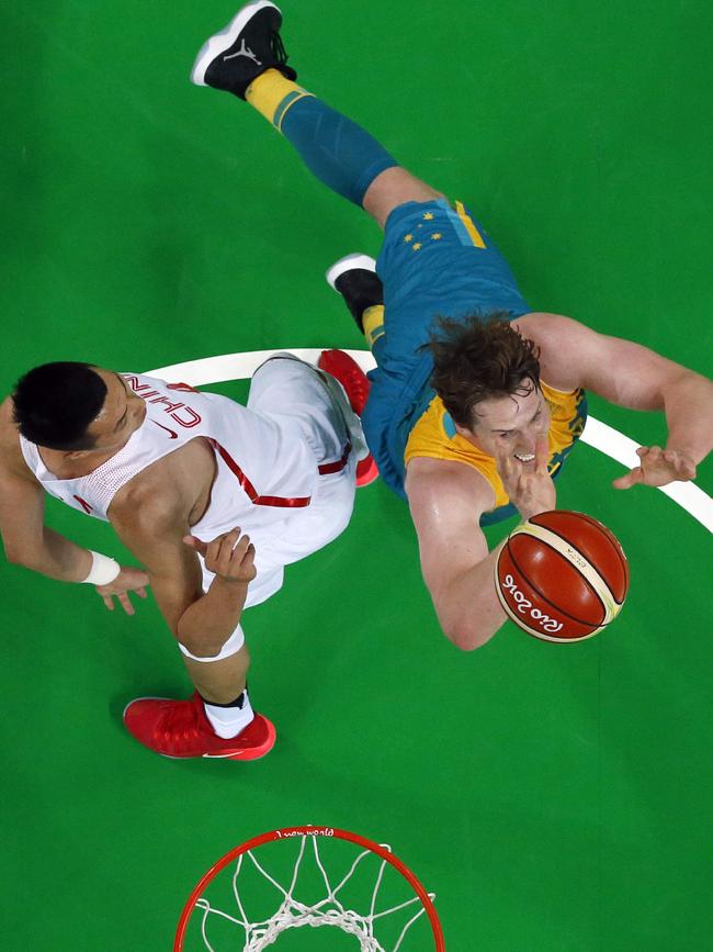 An overview shows Australia's forward Cameron Bairstow (R) go for a rebound past China's forward Zhai Xiaochuan during a Men's round Group A basketball match between China and Australia at the Carioca Arena 1 in Rio de Janeiro on August 12, 2016 during the Rio 2016 Olympic Games. / AFP PHOTO / POOL / Jim YOUNG