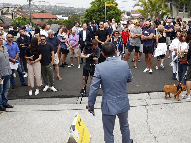 SUNDAY TELEGRAPH- 27.2.21Auction at 31 Reina st in North Bondi which sold for a staggering $6.1M this afternoon. Auctioneer James Keenan pictured with a huge crowd in attendance. Picture: Sam Ruttyn