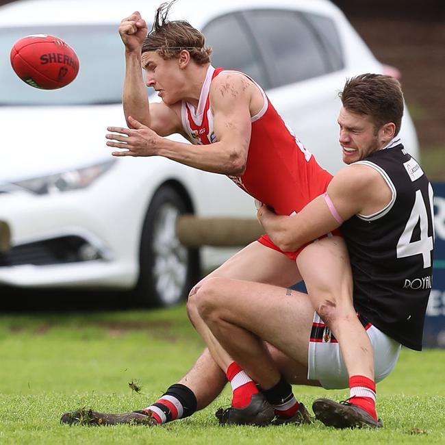 Alvie’s Micah Robb fires off a handball.