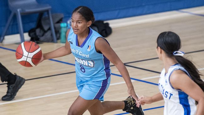 Leah Pearson (of Cairns High) for Dolphins. Gold Coast Rollers vs Cairns Dolphins. Semi Final. Under 16 Girls State Basketball Championships. Thursday, April 14, 2022. Picture: Nev Madsen.