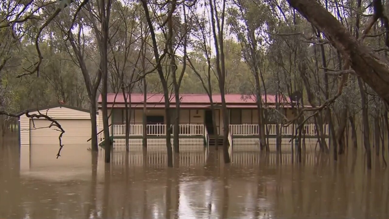 Wild weather and flooding lashes Victoria