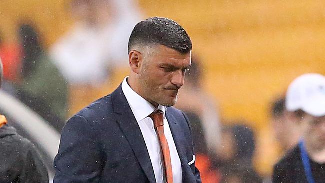 Brisbane Roar coach John Aloisi reacts during the Round 8 A-League match between Brisbane Roar FC and Melbourne Victory at Suncorp Stadium in Brisbane, Friday, December 14, 2018. (AAP Image/Jono Searle) NO ARCHIVING, EDITORIAL USE ONLY