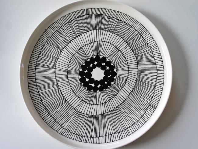 The monochrome patterned plate.