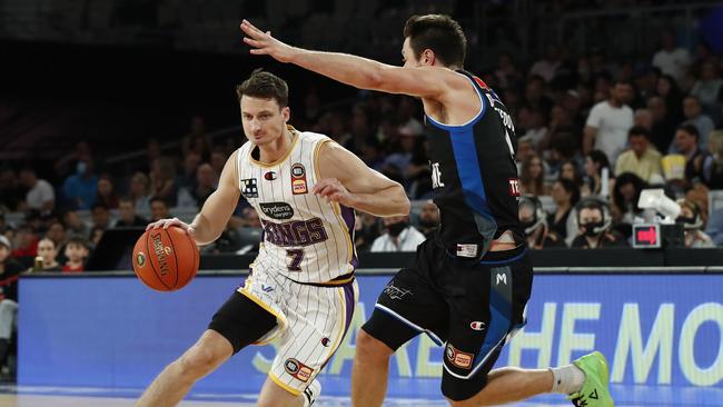 Matthew Dellavedova of Melbourne United defends Shaun Bruce of the Kings.