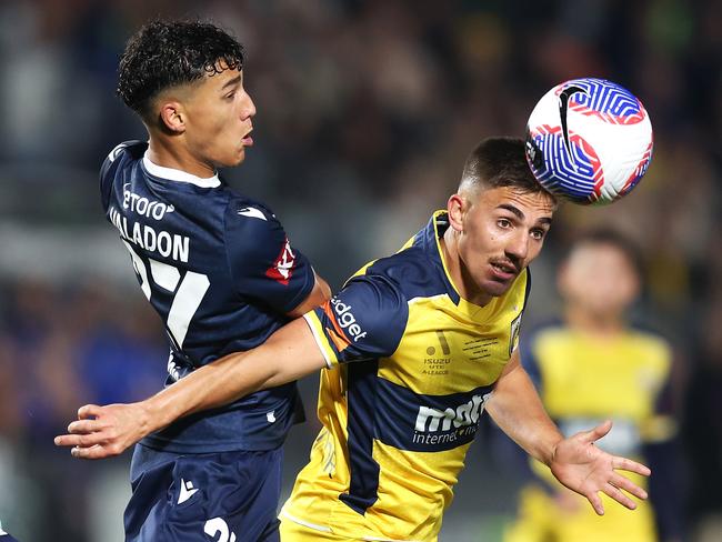 GOSFORD, AUSTRALIA - MAY 25: Joshua Nisbet of the Central Coast Mariners heads the ball under pressure from Jordi Valadon of the Victory during the A-League Men Grand Final match between Central Coast Mariners and Melbourne Victory at Industree Group Stadium on May 25, 2024, in Gosford, Australia. (Photo by Scott Gardiner/Getty Images)