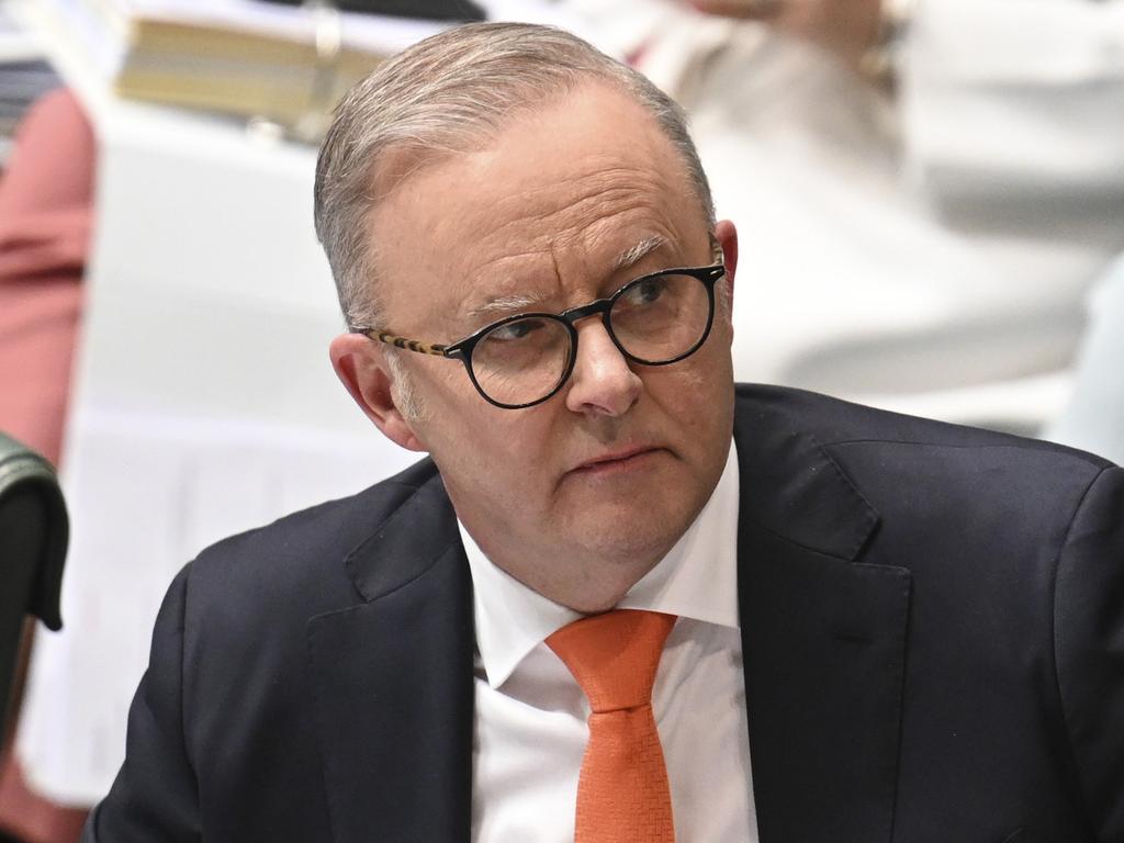 PM backs a social media ban until 16