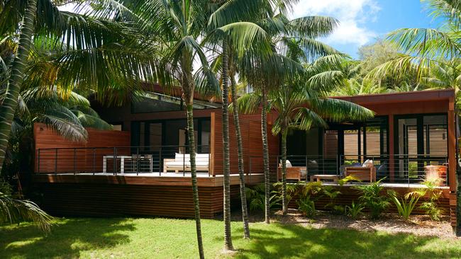 Island House features mid-century design and a fully-equipped kitchen.