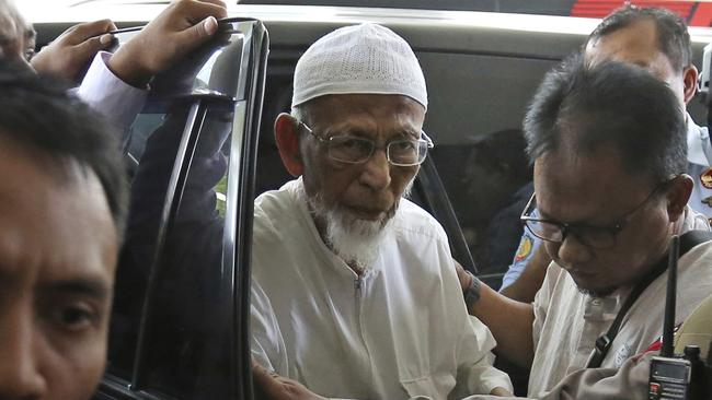 FIEL - In this March 1, 2018, file photo, ailing radical cleric Abu Bakar Bashir, center, arrives for medical treatment at Cipto Mangunkusumo Hospital in Jakarta, Indonesia. A lawyer for the ailing radical cleric who inspired the Bali bombers said Friday, Jan. 18, 2019, the Indonesian government will release him from prison next week. (AP Photo/Dita Alangkara, File)