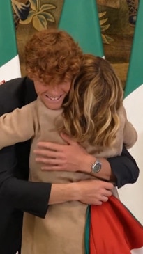 Jannik Sinner cops heat for hugging Italian Prime Minister