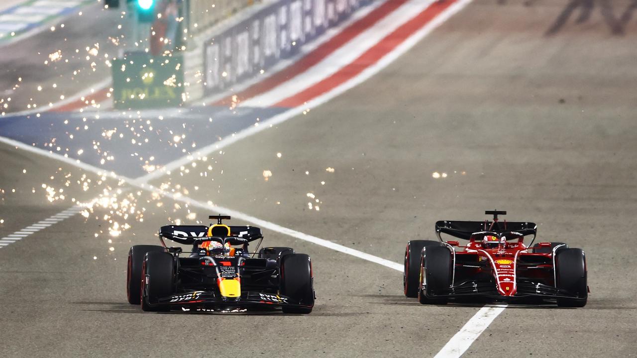 Verstappen tidak bisa menemukan cara untuk tetap di depan Charles Leclerc dari Ferrari.  (Foto oleh Mark Thompson/Getty Images)