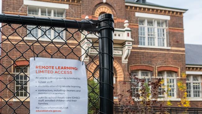 A sign outside St Kilda Primary school notifying of limited access under remote learning restrictions yesterday. Picture: Asanka Ratnayake/Getty Images