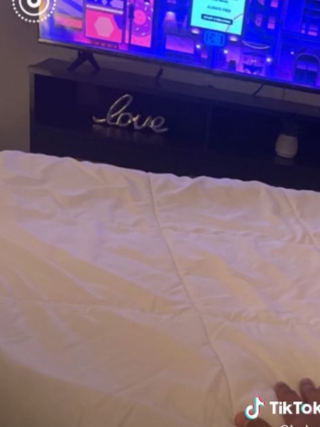 According to Jessica and others on TikTok, the bedroom seemed a bit too put together to be a man’s. Picture: TikTok/@jsxhxa