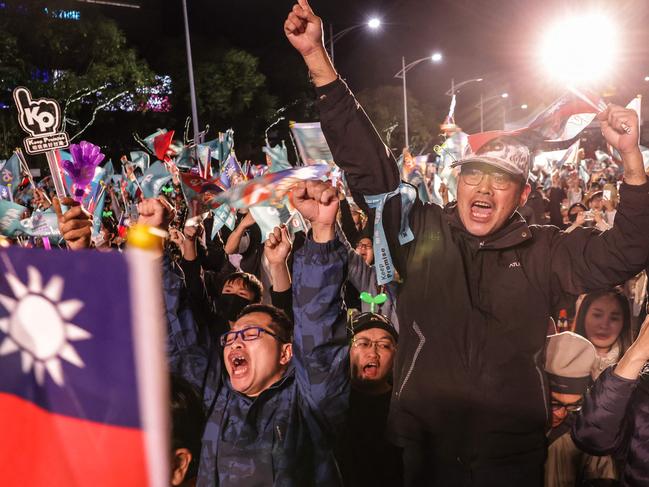 TOPSHOT - Supporters of Taiwan People's Party (TPP) presidential candidate Ko Wen-je wait for the results of the presidential election at the TPP headquarters in Xinzhuang in New Taipei City on January 13, 2024. (Photo by I-Hwa CHENG / AFP)