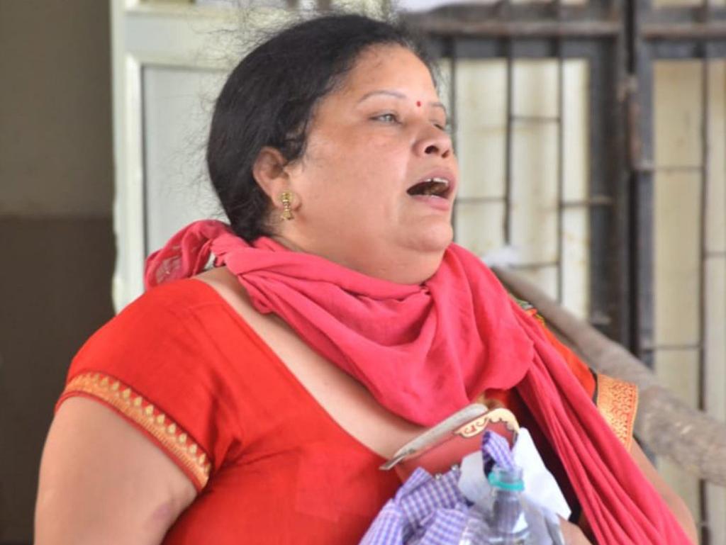 Renu desperately tried to keep her husband alive after they were unable to get access to an oxygen tank.