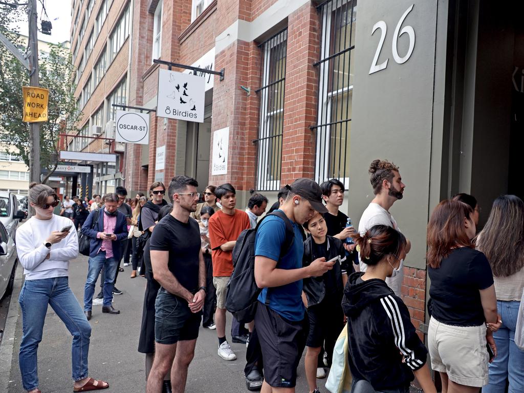 Dozens of people line up to inspect a rental property. Picture: NCA NewsWire / Nicholas Eagar