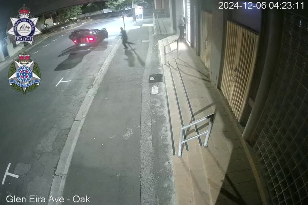 Counter-terrorism police release CCTV of Melbourne Synagogue Fire