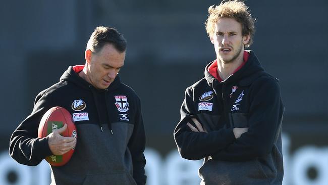 St Kilda head coach Alan Richardson talks to Jimmy Webster.