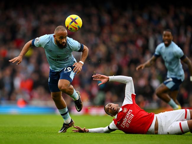 LONDON, ENGLAND - FEBRUARY 11: Bryan Mbeumo of Brentford battles for possession with Gabriel of Arsenal during the Premier League match between Arsenal FC and Brentford FC at Emirates Stadium on February 11, 2023 in London, England. (Photo by Clive Mason/Getty Images)