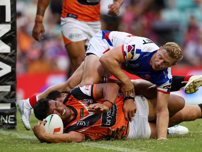 Stefano Utoikamanu was awarded this try by the Bunker, despite an apparant double movement. Picture: NRL Images.