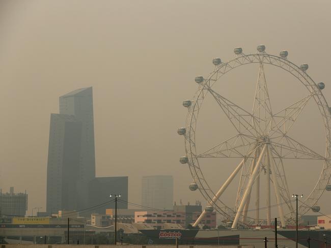 MELBOURNE, AUSTRALIA - JANUARY 15: Smoke from bushfires covers the Melbourne CBD on January 15, 2020 in Melbourne, Australia. Smoke from the East Gippsland and New South Wales Fires continues to leave a blanket of smoke haze over Melbourne resulting in hazardous air quality. (Photo by Robert Cianflone/Getty Images)