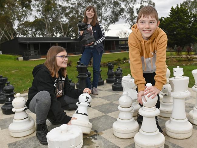 27/8/22. Record Tourism numbers for Regional SA. Minister for Tourism Zoe Bettison.The Atterton family - Lydia -10, Jacinta - 12 and Damon 8yrs.Picture: Keryn Stevens