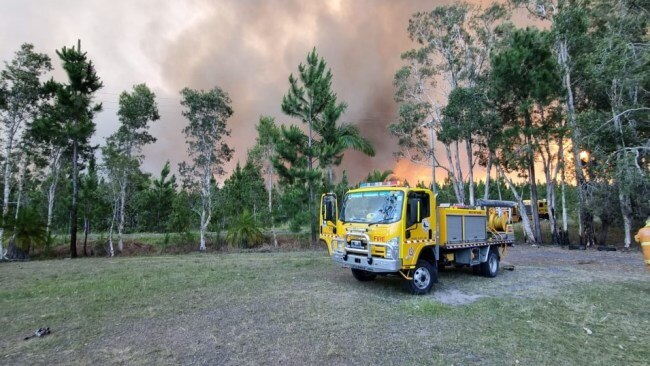 周一，消防队员在昆士兰与超过 80 场大火进行了战斗。图片：QFES