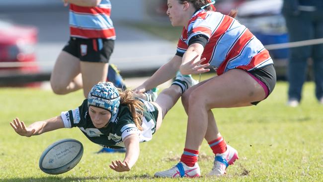 Warringah player Jasmin Berry scoring in the U16s.