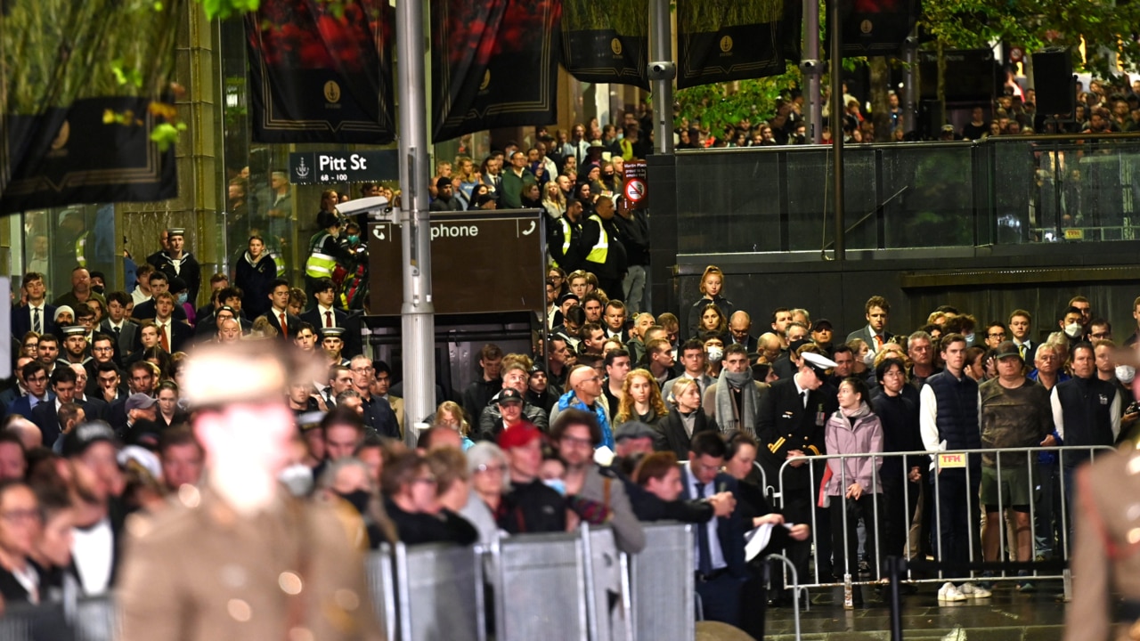 Thousands gather at Martin Place for Anzac Day Dawn Service