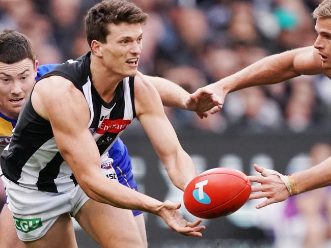 MELBOURNE, AUSTRALIA - SEPTEMBER 29: Brody Mihocek of the Magpies handballs during the 2018 Toyota AFL Grand Final match between the West Coast Eagles and the Collingwood Magpies at the Melbourne Cricket Ground on September 29, 2018 in Melbourne, Australia. (Photo by Michael Dodge/AFL Media)