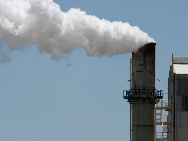 Generic photograph of smoke stack at the Port of Brisbane Industrial area, Tuesday, Nov. 3, 2009. (AAP Image/Dave Hunt) NO ARCHIVING