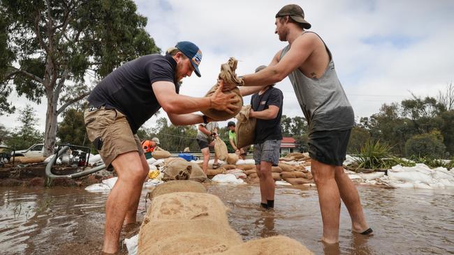 Community volunteers sandbag homes under threat. Picture: David Caird