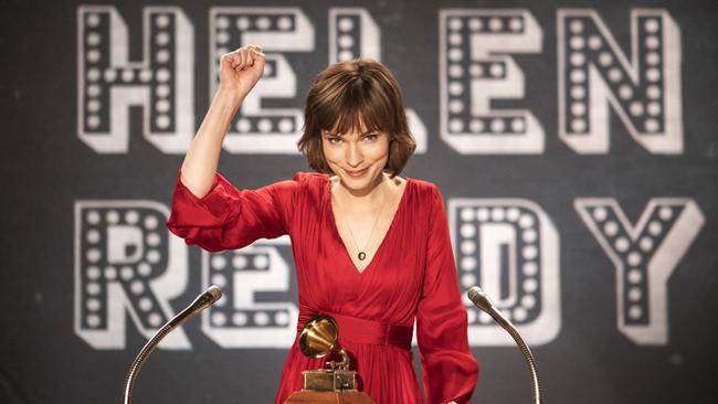 Tilda Cobham-Hervey as Helen Reddy accepts her Grammy Award.