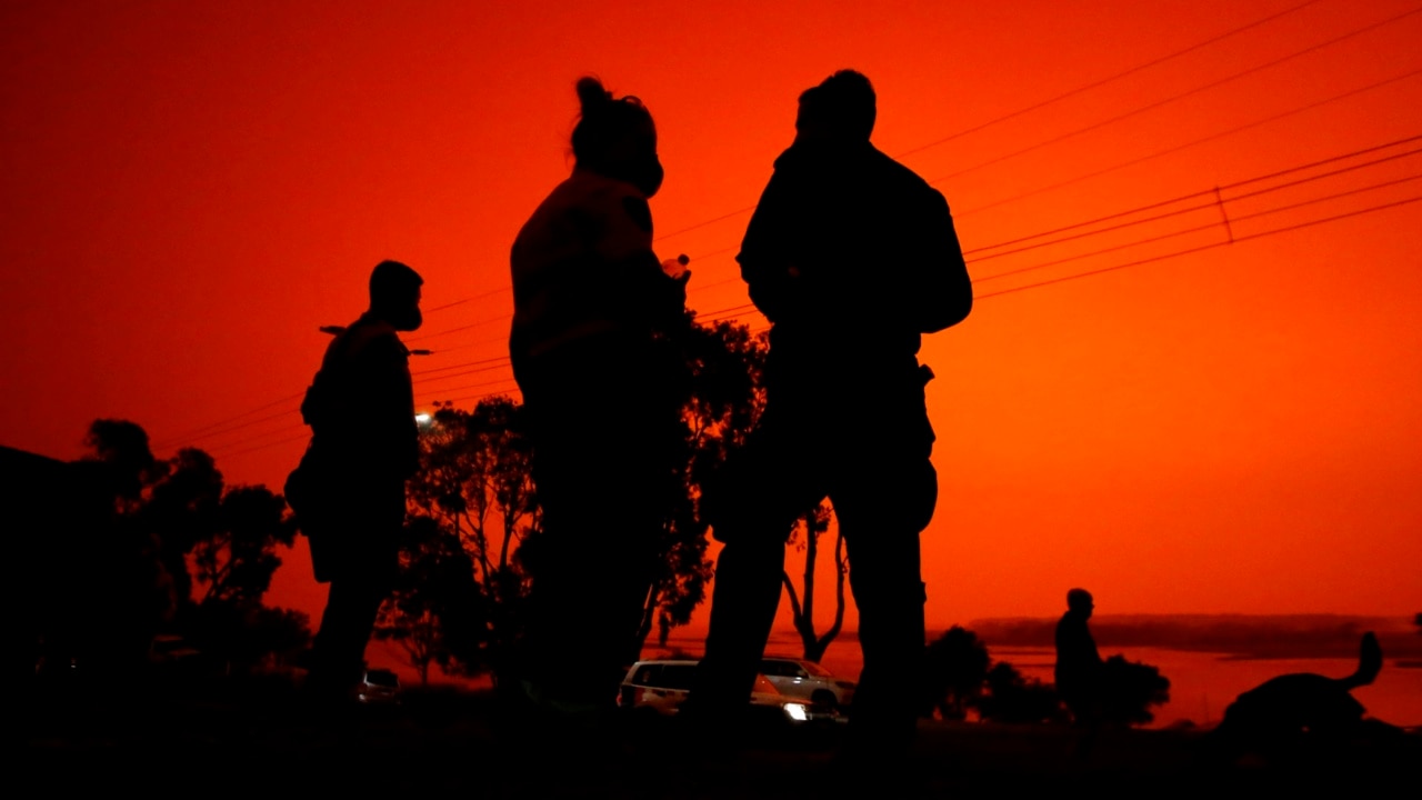 South Australia braces for 'erratic' fire behaviour