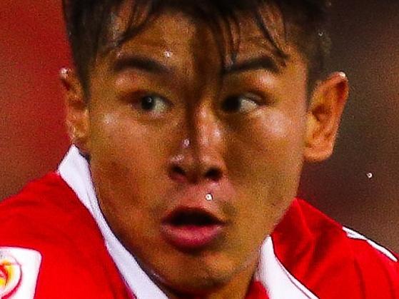 Yu Hanchao (L) of China fights for the ball with Yasir Alshahrani (R) of Saudi Arabia during the first round Asian Cup football match between China and Saudi Arabia at the Suncorp Stadium in Brisbane on January 10, 2015. AFP PHOTO / PATRICK HAMILTON ---IMAGE RESTRICTED TO EDITORIAL USE - STRICTLY NO COMMERCIAL USE---