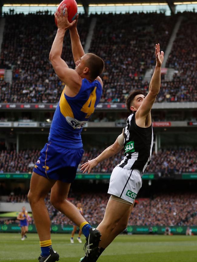 Brayden Maynard can’t get there in time to spoil Dom Sheed before the Eagle kicked the matchwinning goal in the 2018 Grand Final. Picture: AFL Media