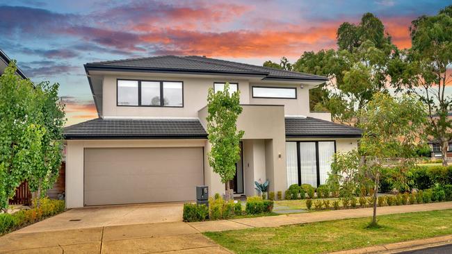 6 Waterside Circuit, Sandhurst, offers family-sized dimensions and an enviable location.