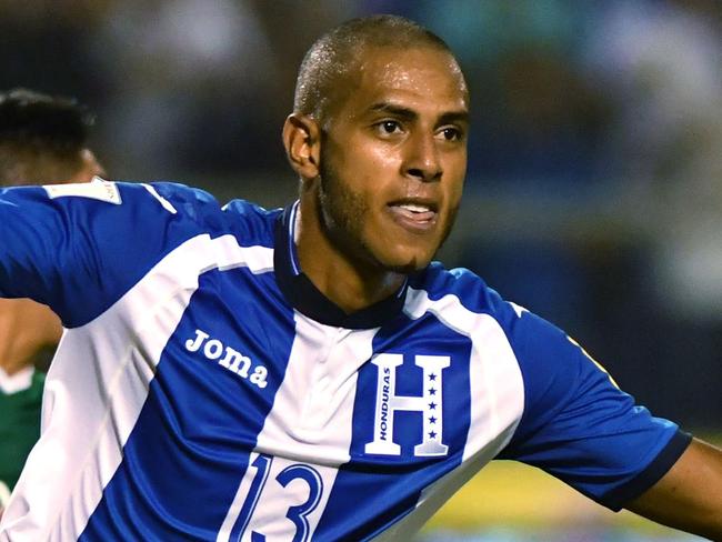 Honduras' Eddie Hernandez celebrates after his team defeats Mexico during their 2018 World Cup qualifier football match, in San Pedro Sula, Honduras, on October 10, 2017. / AFP PHOTO / JOHAN ORDONEZ