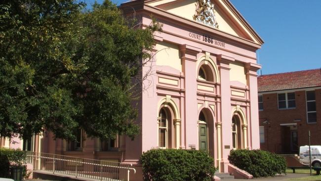 A photo of the courthouse building in Inverell.