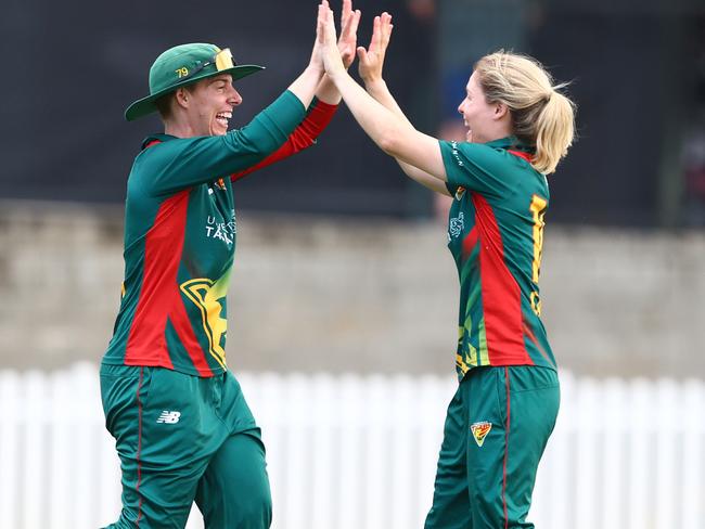 BRISBANE, AUSTRALIA - JANUARY 12: Nicola Carey of Tasmania celebrates dismissing Jess Jonassen of Queensland during the WNCL match between Queensland and Tasmania at Allan Border Field, on January 12, 2025, in Brisbane, Australia. (Photo by Chris Hyde/Getty Images)