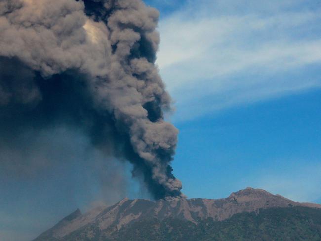 The 3,300-metre (10,800-foot) Mount Raung volcano emits a column of ash and steam as seen from Bondowoso disctrict, located in eastern Java island on July 12, 2015. Ash spewing from the Indonesian volcano closed the airport again on neighbouring Bali on July 12 just a day after it reopened, causing fresh travel chaos for weary holidaymakers stranded on the resort island. AFP PHOTO / WIDARSHA