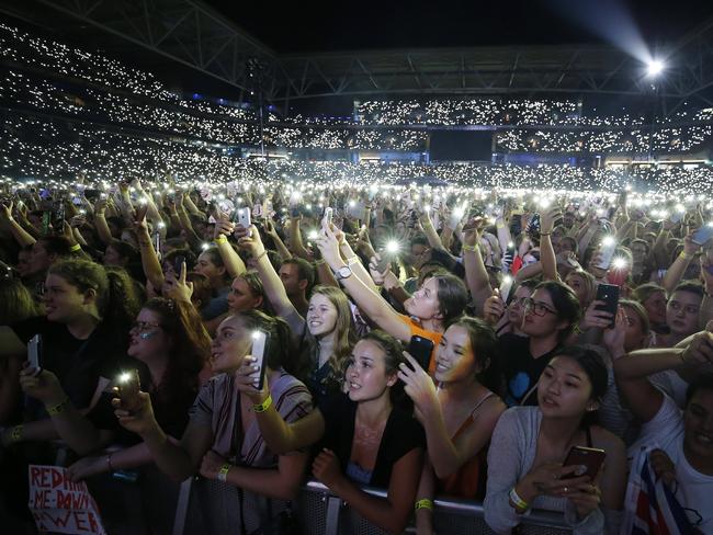 Ed Sheeran crowd pictured at Suncorp Stadium during his Australian tour, Brisbane 20th of March 2018.  (AAP Image/Josh Woning)