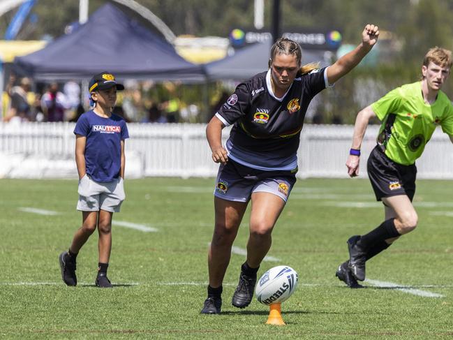 Kaliyah Browning kicks for goal. Picture: Andrea Francolini