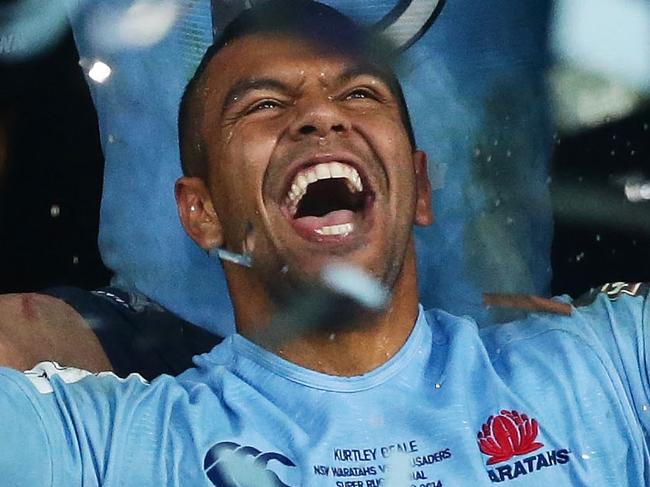 SYDNEY, AUSTRALIA - AUGUST 02: Kurtley Beale (C) and Waratahs players celebrate victory and hold the Super Rugby trophy during the Super Rugby Grand Final match between the Waratahs and the Crusaders at ANZ Stadium on August 2, 2014 in Sydney, Australia. (Photo by Matt King/Getty Images)