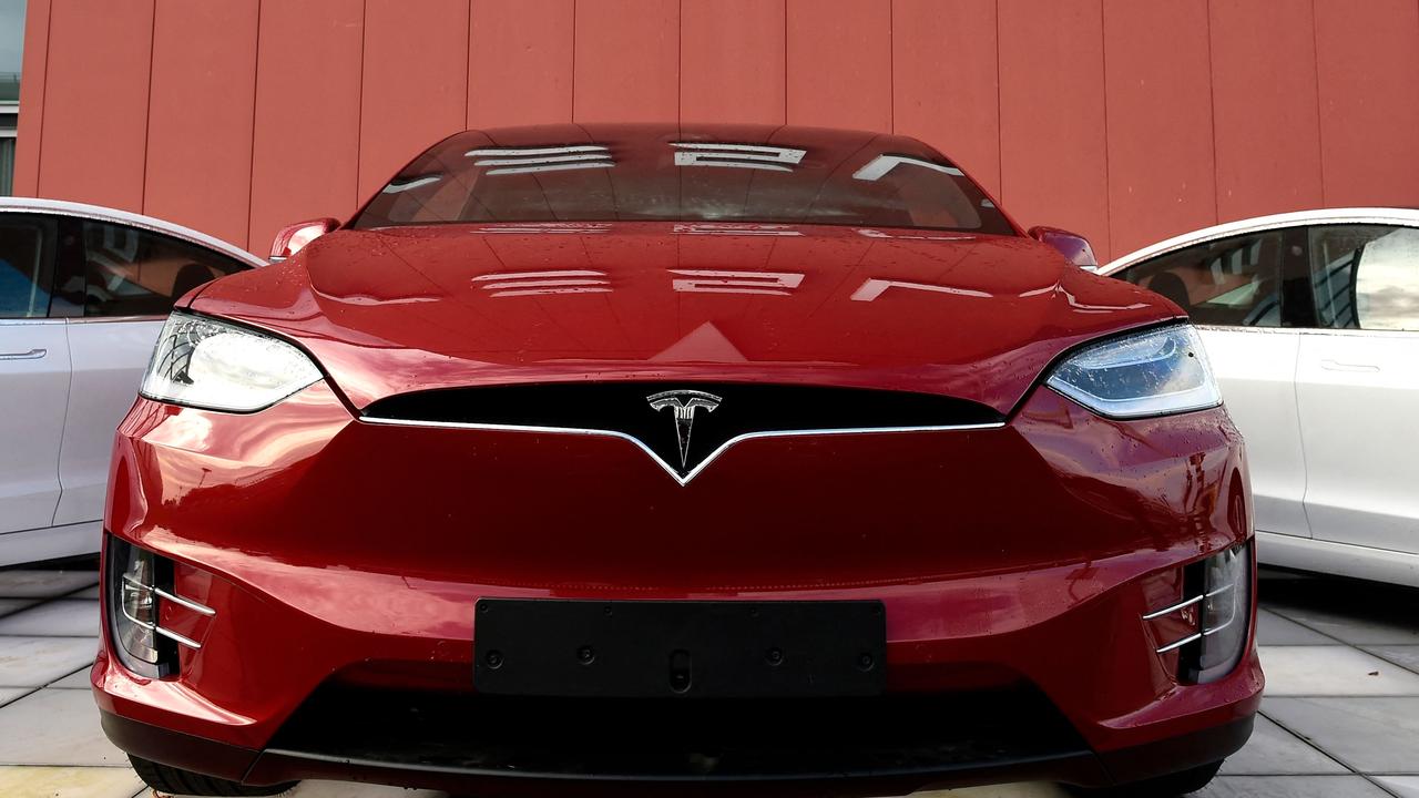Elon Musk meminta maaf setelah penghentian aplikasi Tesla memengaruhi pengemudi