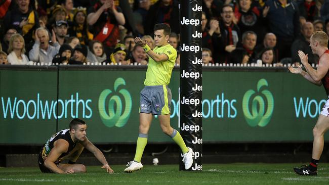 Jayden Short is penalised. Photo: Wayne Ludbey