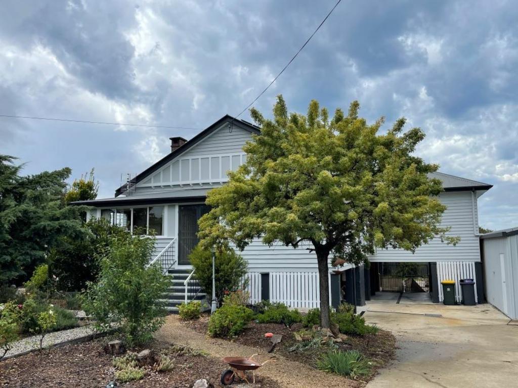 85 College Rd in Stanthorpe sold in February for $770,000. Photo: RP Data