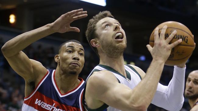 Giannis Antetokounmpo tries to tear Aron Baynes' head off, again