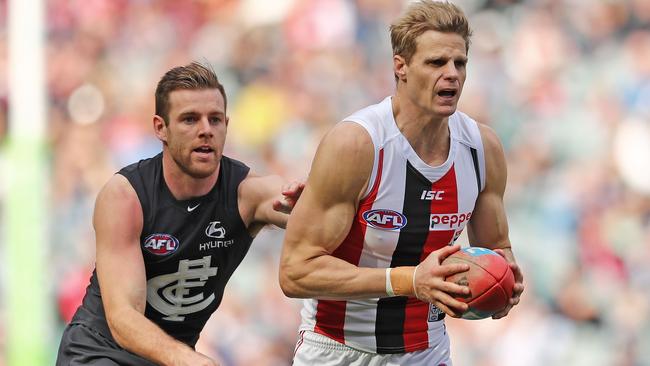 Nick Riewoldt marks in front of Sam Docherty.